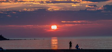 Samanyolu gökyüzü Rockport, Massachusetts 'te kalenin üstünde.