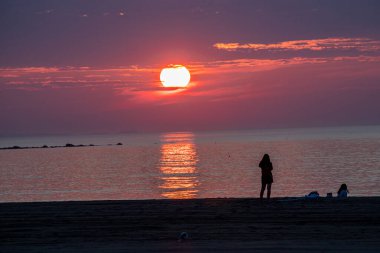 Samanyolu gökyüzü Rockport, Massachusetts 'te kalenin üstünde.