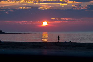 Samanyolu gökyüzü Rockport, Massachusetts 'te kalenin üstünde.