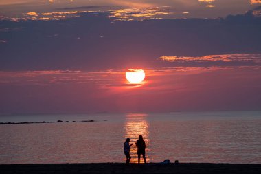 Samanyolu gökyüzü Rockport, Massachusetts 'te kalenin üstünde.