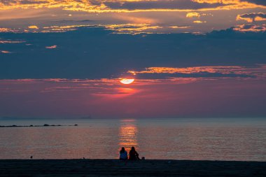 Samanyolu gökyüzü Rockport, Massachusetts 'te kalenin üstünde.