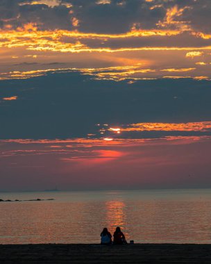 Samanyolu gökyüzü Rockport, Massachusetts 'te kalenin üstünde.