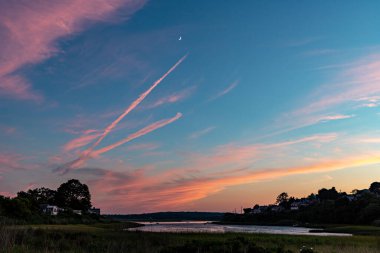 Samanyolu gökyüzü Rockport, Massachusetts 'te kalenin üstünde.