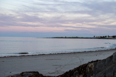 Samanyolu gökyüzü Rockport, Massachusetts 'te kalenin üstünde.