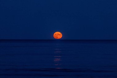 Samanyolu gökyüzü Rockport, Massachusetts 'te kalenin üstünde.
