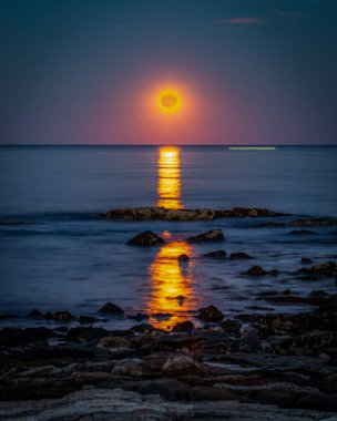 Samanyolu gökyüzü Rockport, Massachusetts 'te kalenin üstünde.