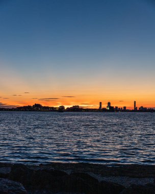 Samanyolu gökyüzü Rockport, Massachusetts 'te kalenin üstünde.