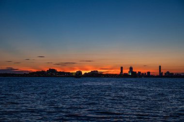 Samanyolu gökyüzü Rockport, Massachusetts 'te kalenin üstünde.