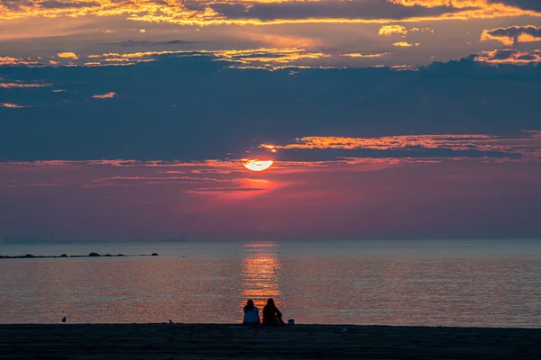 Samanyolu gökyüzü Rockport, Massachusetts 'te kalenin üstünde.
