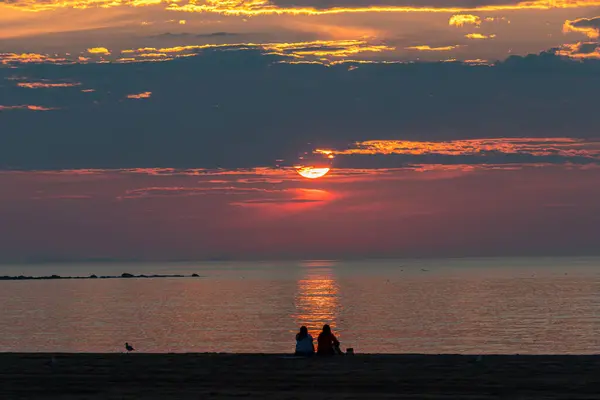 Samanyolu gökyüzü Rockport, Massachusetts 'te kalenin üstünde.