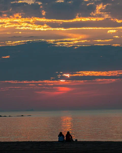 Samanyolu gökyüzü Rockport, Massachusetts 'te kalenin üstünde.