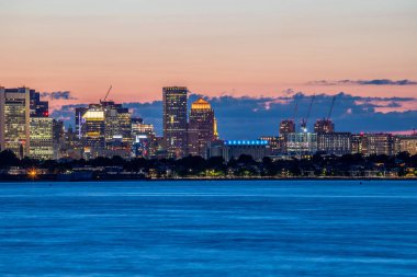 Samanyolu gökyüzü Rockport, Massachusetts 'te kalenin üstünde.