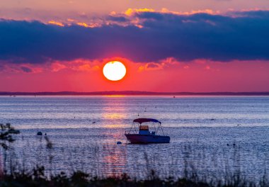 Samanyolu gökyüzü Rockport, Massachusetts 'te kalenin üstünde.