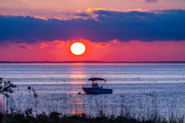 Samanyolu gökyüzü Rockport, Massachusetts 'te kalenin üstünde.