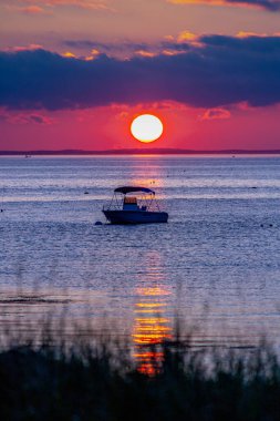 Samanyolu gökyüzü Rockport, Massachusetts 'te kalenin üstünde.