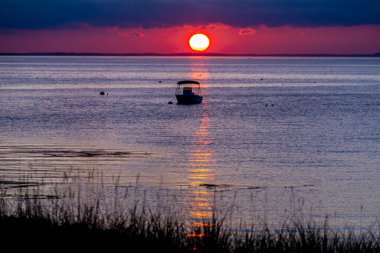 Samanyolu gökyüzü Rockport, Massachusetts 'te kalenin üstünde.