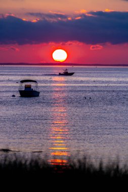 Samanyolu gökyüzü Rockport, Massachusetts 'te kalenin üstünde.