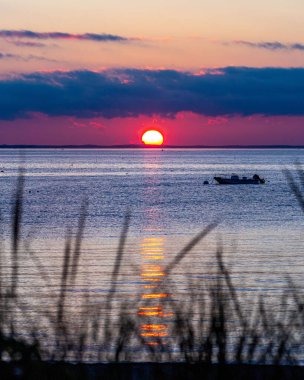 Samanyolu gökyüzü Rockport, Massachusetts 'te kalenin üstünde.