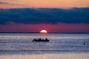 Samanyolu gökyüzü Rockport, Massachusetts 'te kalenin üstünde.