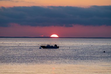 Samanyolu gökyüzü Rockport, Massachusetts 'te kalenin üstünde.