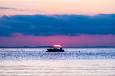 Samanyolu gökyüzü Rockport, Massachusetts 'te kalenin üstünde.