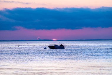 Samanyolu gökyüzü Rockport, Massachusetts 'te kalenin üstünde.