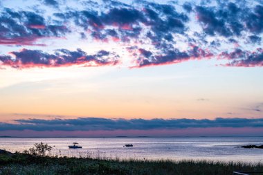 Samanyolu gökyüzü Rockport, Massachusetts 'te kalenin üstünde.