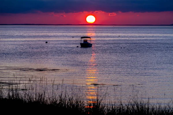 Samanyolu gökyüzü Rockport, Massachusetts 'te kalenin üstünde.