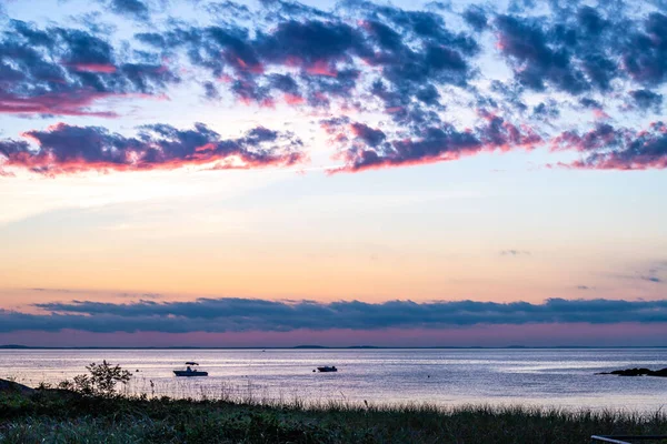 Samanyolu gökyüzü Rockport, Massachusetts 'te kalenin üstünde.