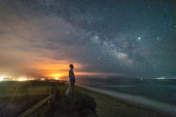 Hombre Pie Largo Playa Mirando Milkyway Galaxy Sobre Océano Fotos De Stock