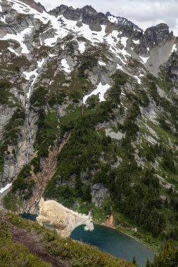 Yeni Zelanda Günbatımı Seyahat Macerası ve Kuzey Şelaleleri Ulusal Parkı.