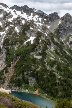 Yeni Zelanda Günbatımı Seyahat Macerası ve Kuzey Şelaleleri Ulusal Parkı.