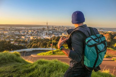 Yeni Zelanda Günbatımı Seyahat Macerası ve Kuzey Şelaleleri Ulusal Parkı.