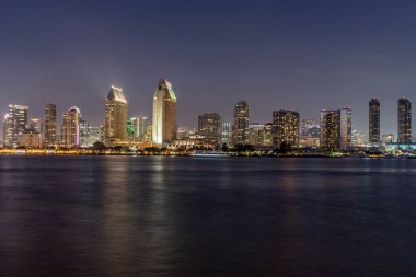 San Diego 'da uzun süre sahne ışıkları.
