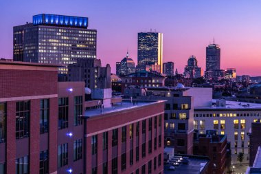 Boston havai fişekleri limanın üstünde gökyüzünde patlıyor..