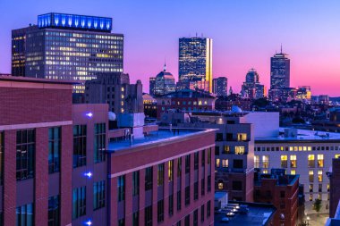 Boston havai fişekleri limanın üstünde gökyüzünde patlıyor..