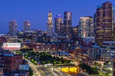 Boston havai fişekleri limanın üstünde gökyüzünde patlıyor..