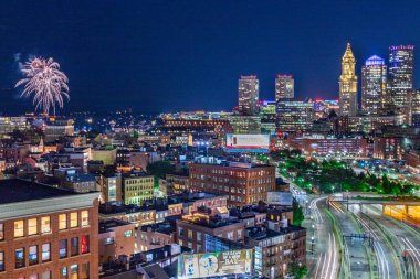 Boston havai fişekleri limanın üstünde gökyüzünde patlıyor..