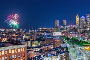 Boston havai fişekleri limanın üstünde gökyüzünde patlıyor..