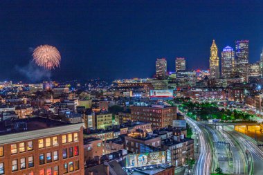 Boston havai fişekleri limanın üstünde gökyüzünde patlıyor..