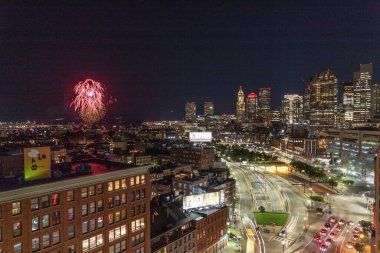 Boston havai fişekleri limanın üstünde gökyüzünde patlıyor..