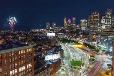 Boston havai fişekleri limanın üstünde gökyüzünde patlıyor..