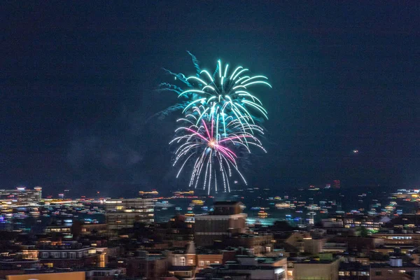 Бостонские Фейерверки Взрываются Небе Над Гаванью — стоковое фото
