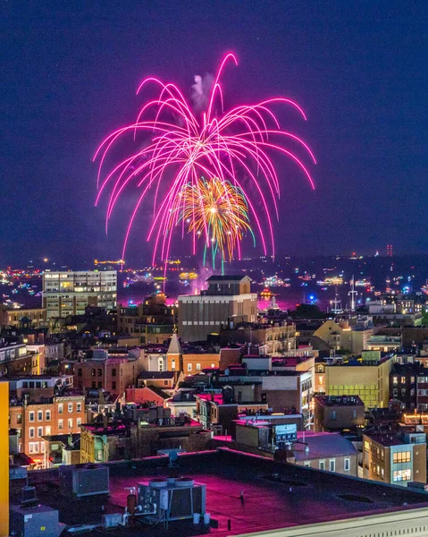 Бостонские Фейерверки Взрываются Небе Над Гаванью — стоковое фото