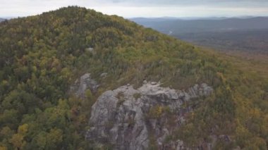 New Hampshire 'daki dağların sonbahar yaprakları üzerindeki hava manzarası.