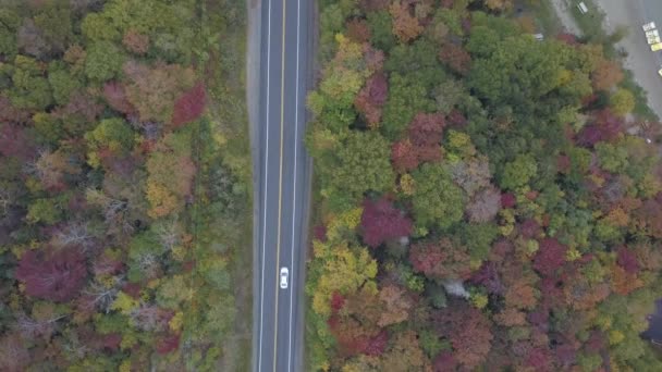 Widok Lotu Ptaka Samochodów Jadących Autostradzie Górach New Hampshire Podczas — Wideo stockowe