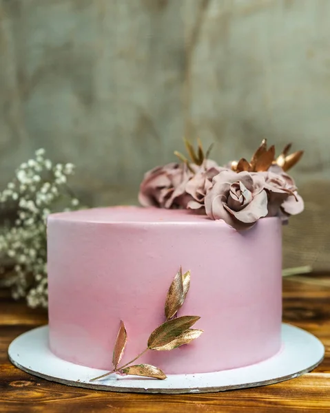 ピンクのチョコレートのバラで覆われたスポンジケーキ ロイヤリティフリーのストック画像