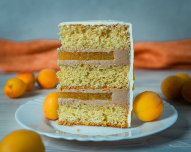 portakal krizantemi ile süslenmiş turuncu pasta.