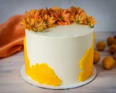 portakal krizantemi ile süslenmiş turuncu pasta.