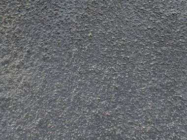 Beton duvardaki alçı betonun altında işleniyor.